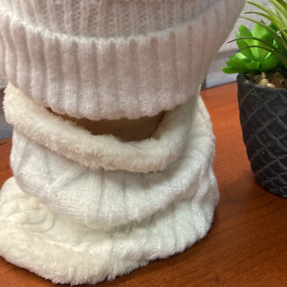 New White womans Beenie with matching scarf - Picture 6 of 8